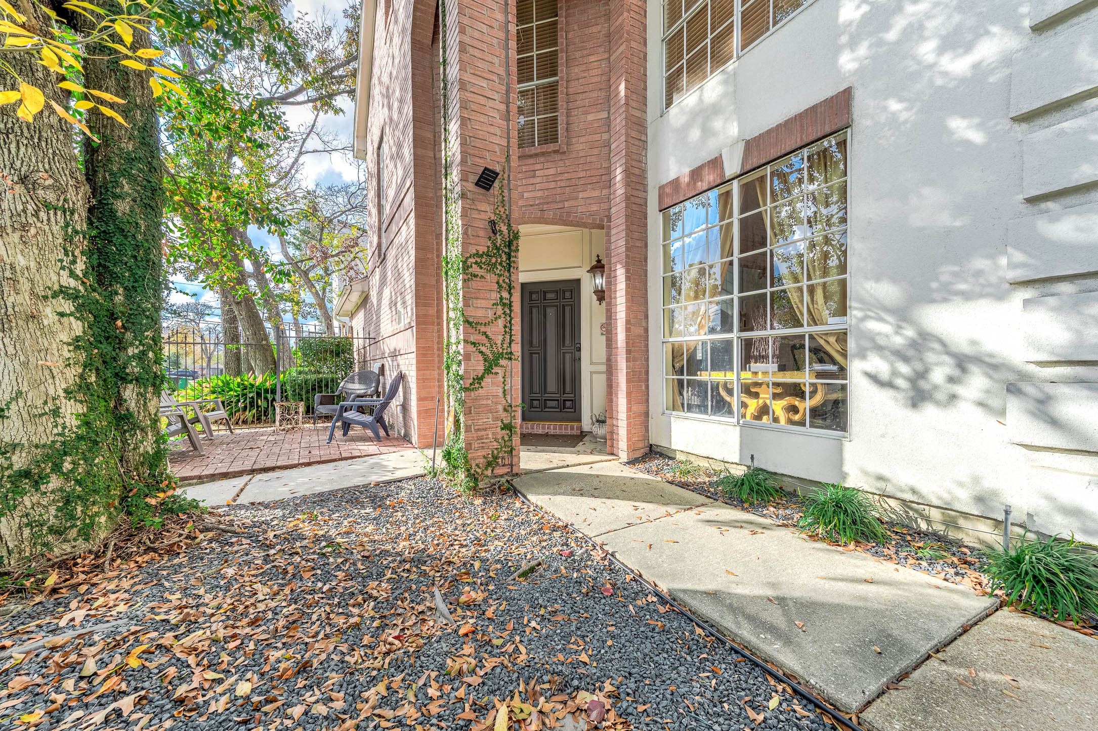 7110 Gary Street Houston, TX 77055 - Photo 50 of 50 a front view of a building with a garden