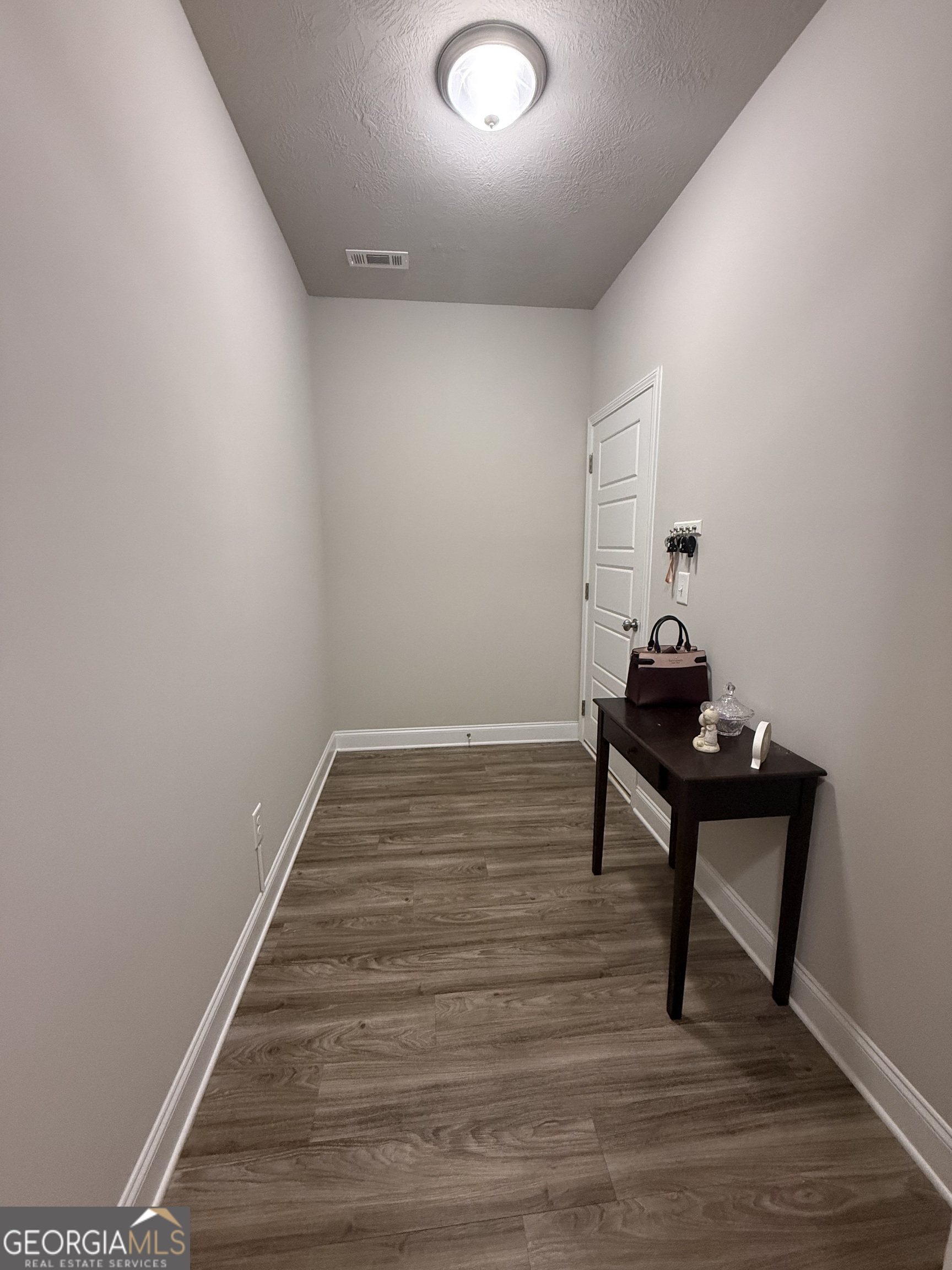 136 Pebble Lane Harlem, GA 30814 - Photo 12 of 30 a room that has a bench and a table in it
