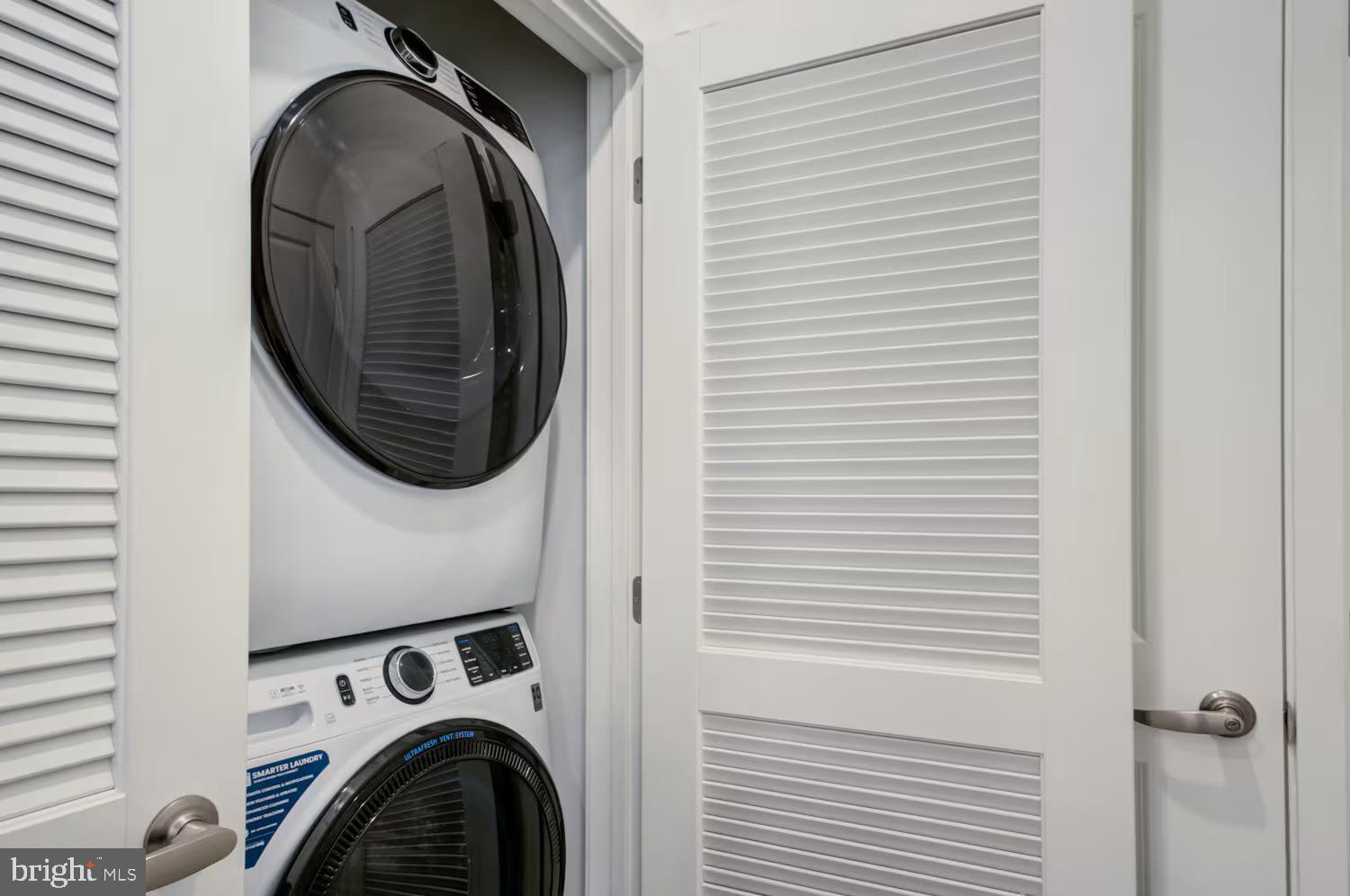 501-31 North Christopher Columbus Boulevard, Unit 1537 Philadelphia, PA 19123 - Photo 18 of 38 a utility room with dryer and washer
