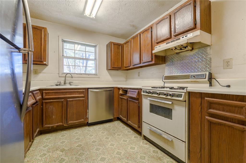 302 Countryside Place Smyrna, GA 30080 - Photo 6 of 19 a kitchen with stainless steel appliances granite countertop a stove and a sink