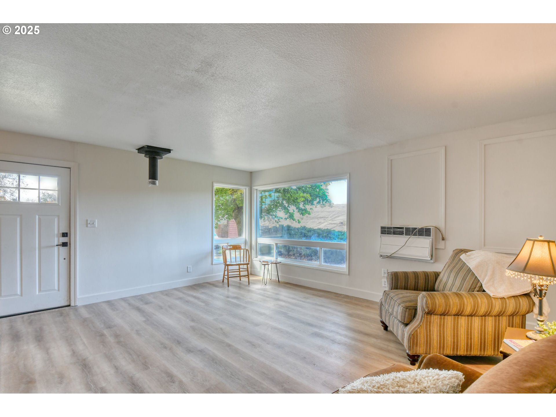 20 Northeast Nelson Drive Pendleton, OR 97801 - Photo 15 of 35 a empty room with wooden floor and windows