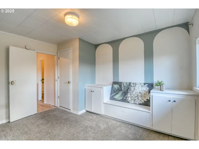 a view of room with furniture and mirror