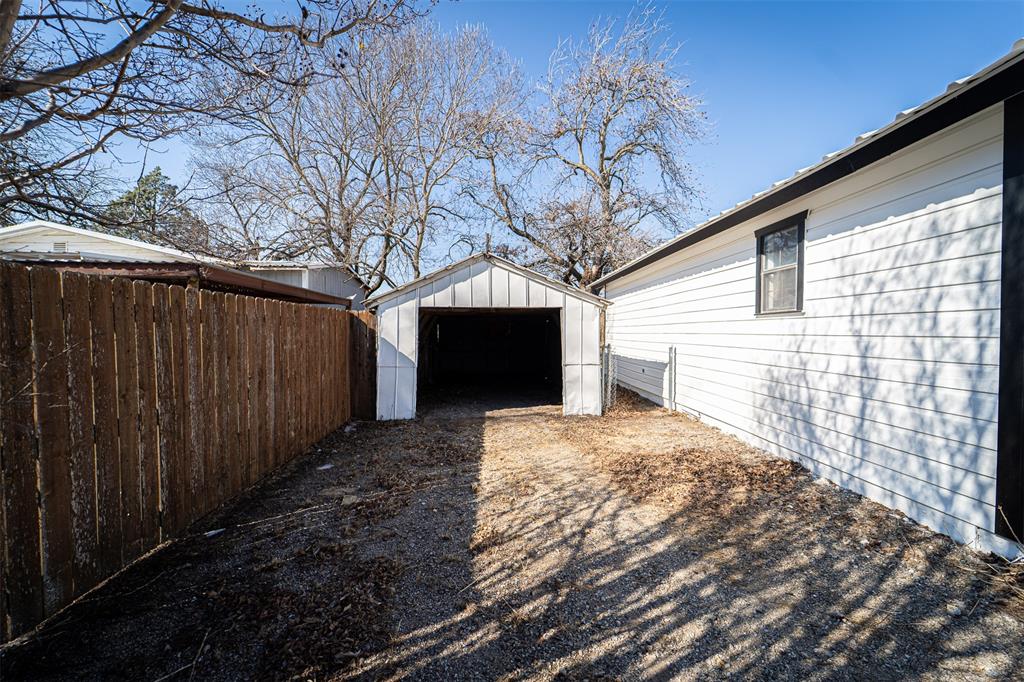 618 Oak Street Clyde, TX 79510 - Photo 3 of 39 a view of backyard of house