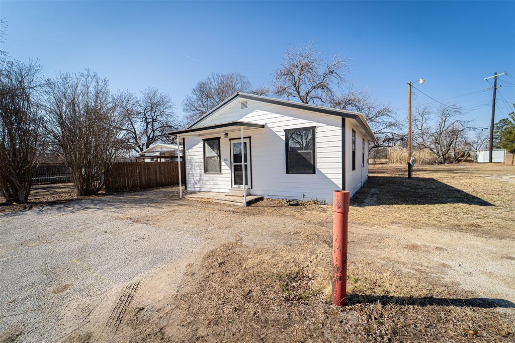 618 Oak Street Clyde, TX 79510 - Photo 33 of 39 a front view of a house with a yard