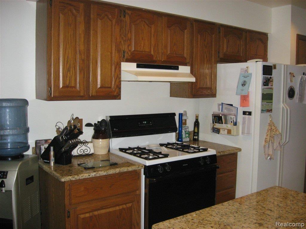 14915 Terry Road Allenton, MI 48002 - Photo 23 of 24 Kitchen Oak cabinets