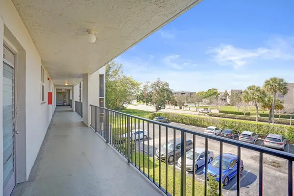 $1,900 | 9480 Poinciana Place, Unit 304, Davie, FL 33324
