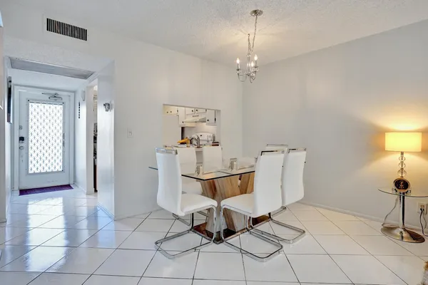 $1,900 | 9480 Poinciana Place, Unit 304, Davie, FL 33324