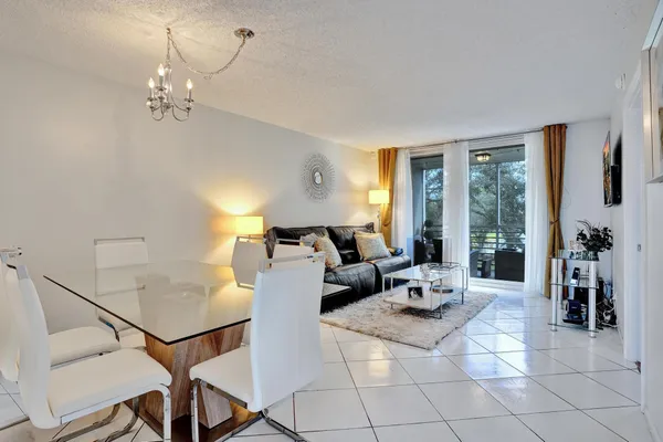 $1,900 | 9480 Poinciana Place, Unit 304, Davie, FL 33324