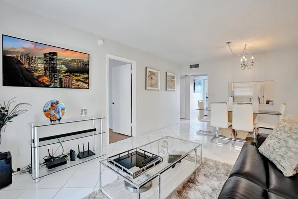 $1,900 | 9480 Poinciana Place, Unit 304, Davie, FL 33324