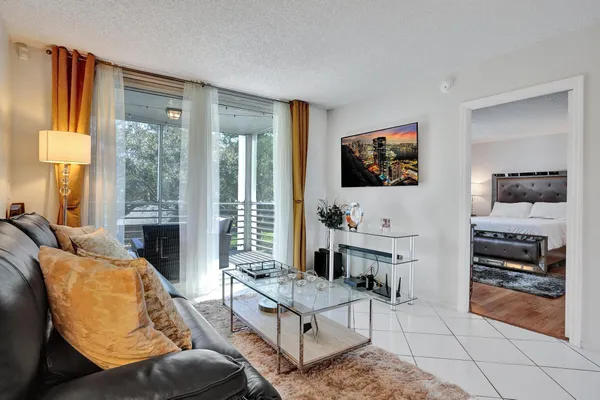 $1,900 | 9480 Poinciana Place, Unit 304, Davie, FL 33324