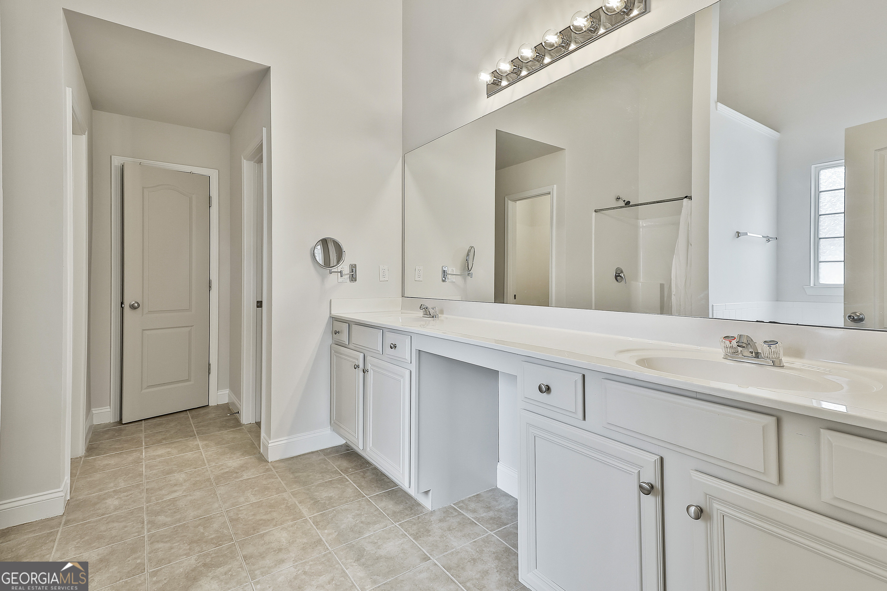 28 Fox Ridge Drive Newnan, GA 30265 - Photo 29 of 48 a spacious bathroom with a sink and a mirror