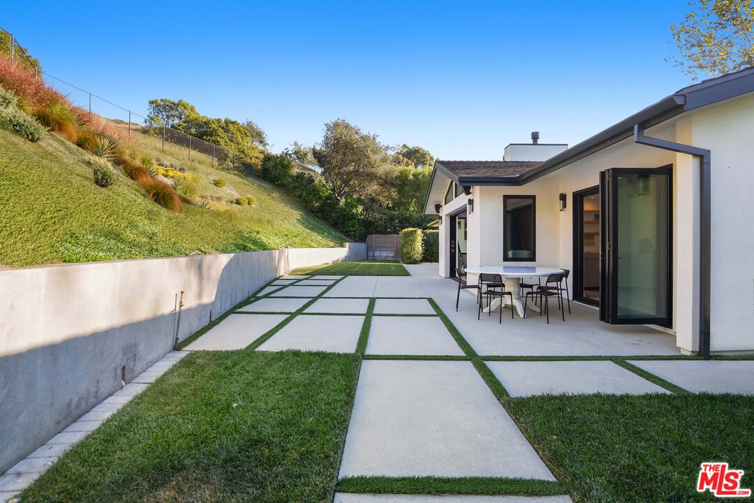 6328 Paseo Cyn Drive Malibu, CA 90265 - Photo 15 of 39