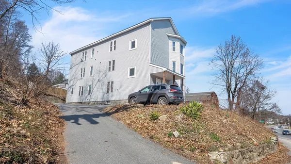 $2,500 | 1442 Main Street, Unit 2, Worcester, MA 01603