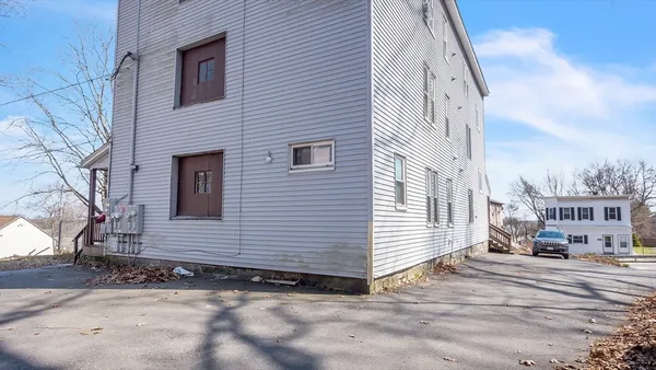 $2,500 | 1442 Main Street, Unit 2, Worcester, MA 01603