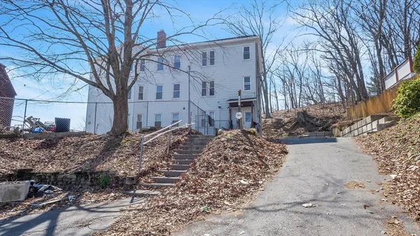 $2,500 | 1442 Main Street, Unit 2, Worcester, MA 01603