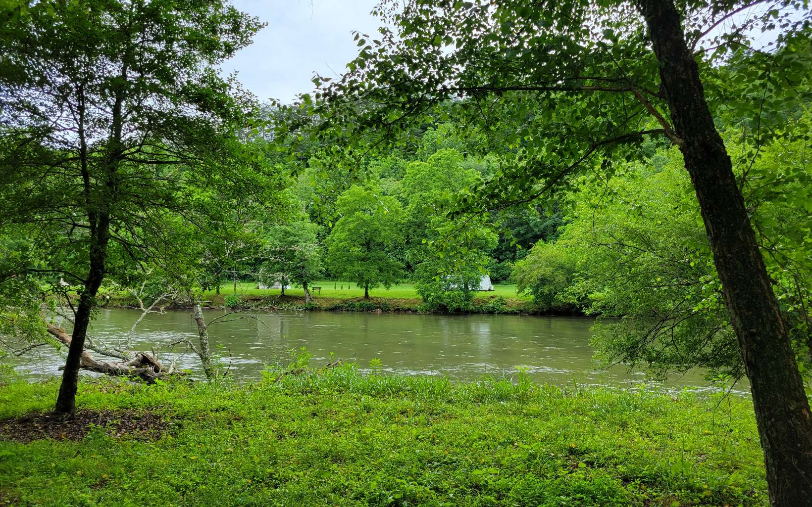 a view of a lake with houses in outdoor space