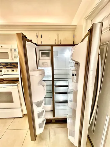 $2,200 | 1000 Northeast 14th Avenue, Unit 503, Hallandale Beach, FL 33009