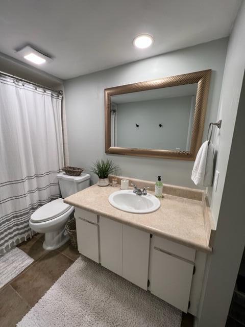 3900 County Line Road, Unit 16A Tequesta, FL 33469 - Photo 22 of 27 a bathroom with a toilet sink and mirror