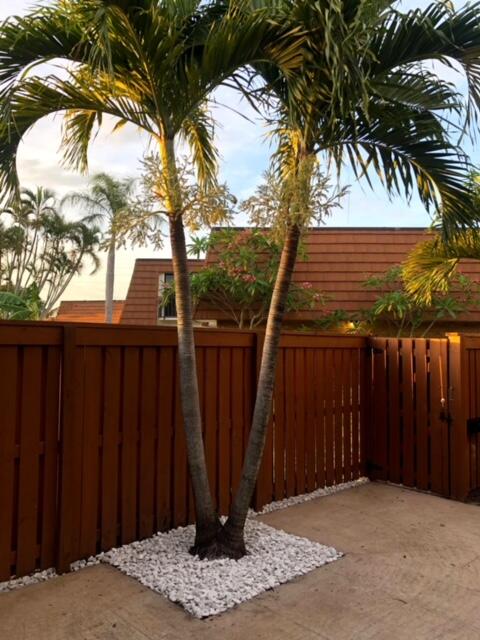 3900 County Line Road, Unit 16A Tequesta, FL 33469 - Photo 4 of 27 a view of backyard with wooden fence