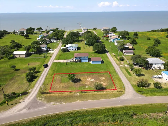 $54,900 | 102 Ouisa Street, Anahuac, TX 77514