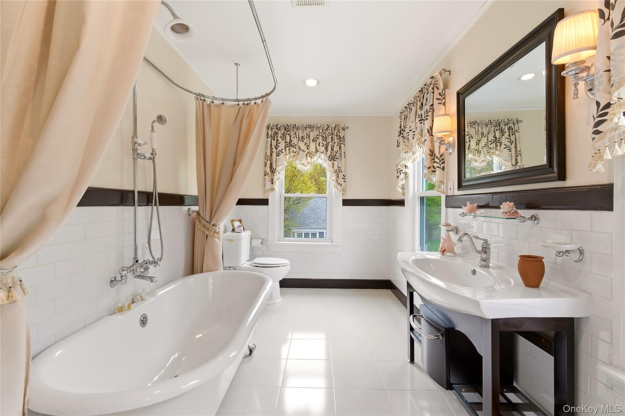 89 Duck Pond Road Glen Cove, NY 11542 - Photo 27 of 37 a bathroom with a tub sink and mirror