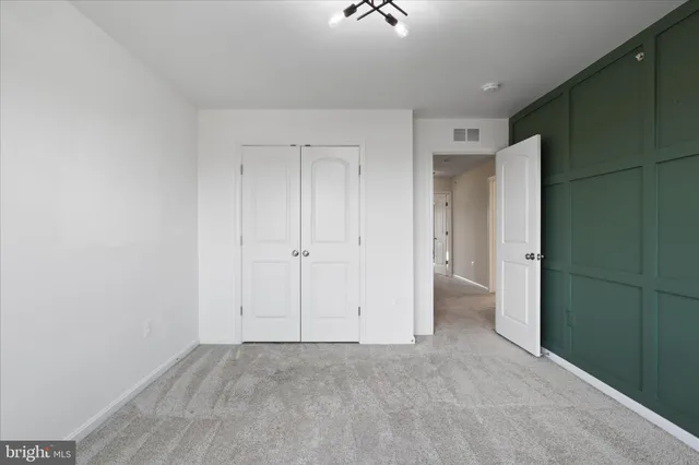 a view of an empty room and room