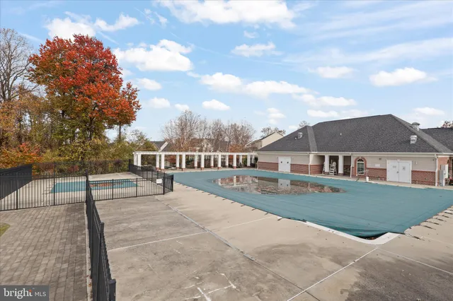a tennis court that has tennis net