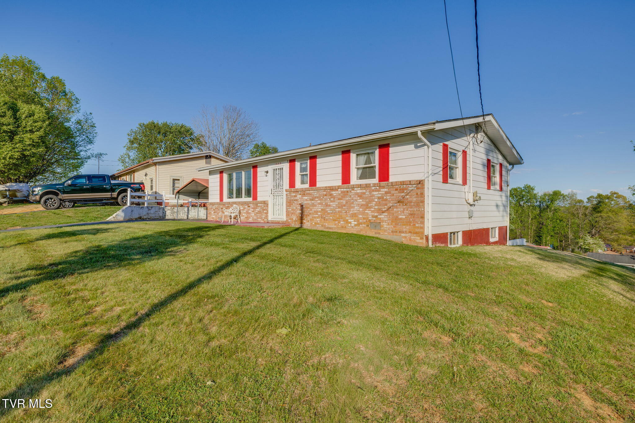 1833 Jackson Hollow Road Kingsport, TN 37663 - Photo 3 of 38 003