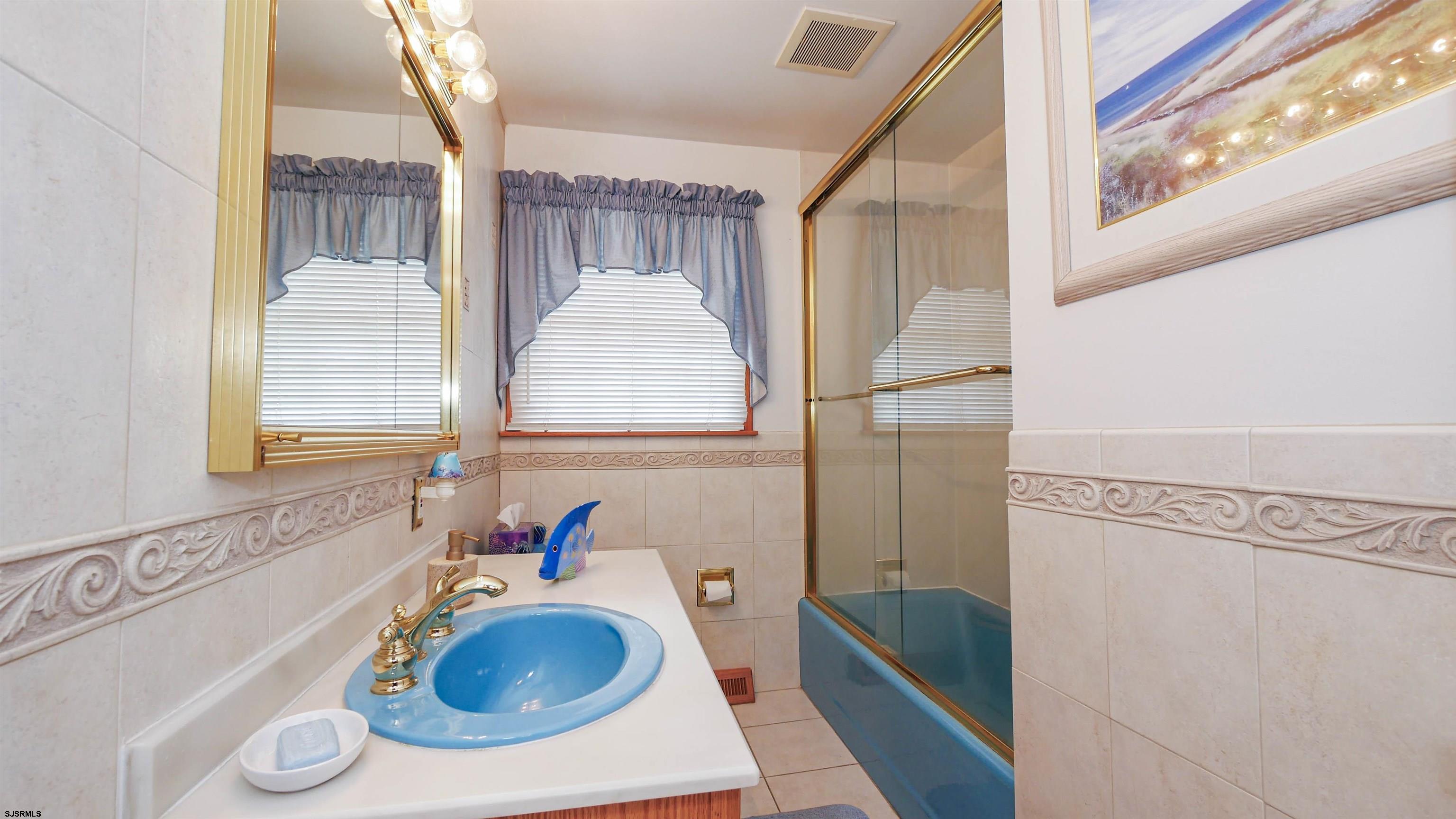 2042 Sutton Avenue Northfield, NJ 08225 - Photo 18 of 32 a bathroom with a toilet a sink and bathtub