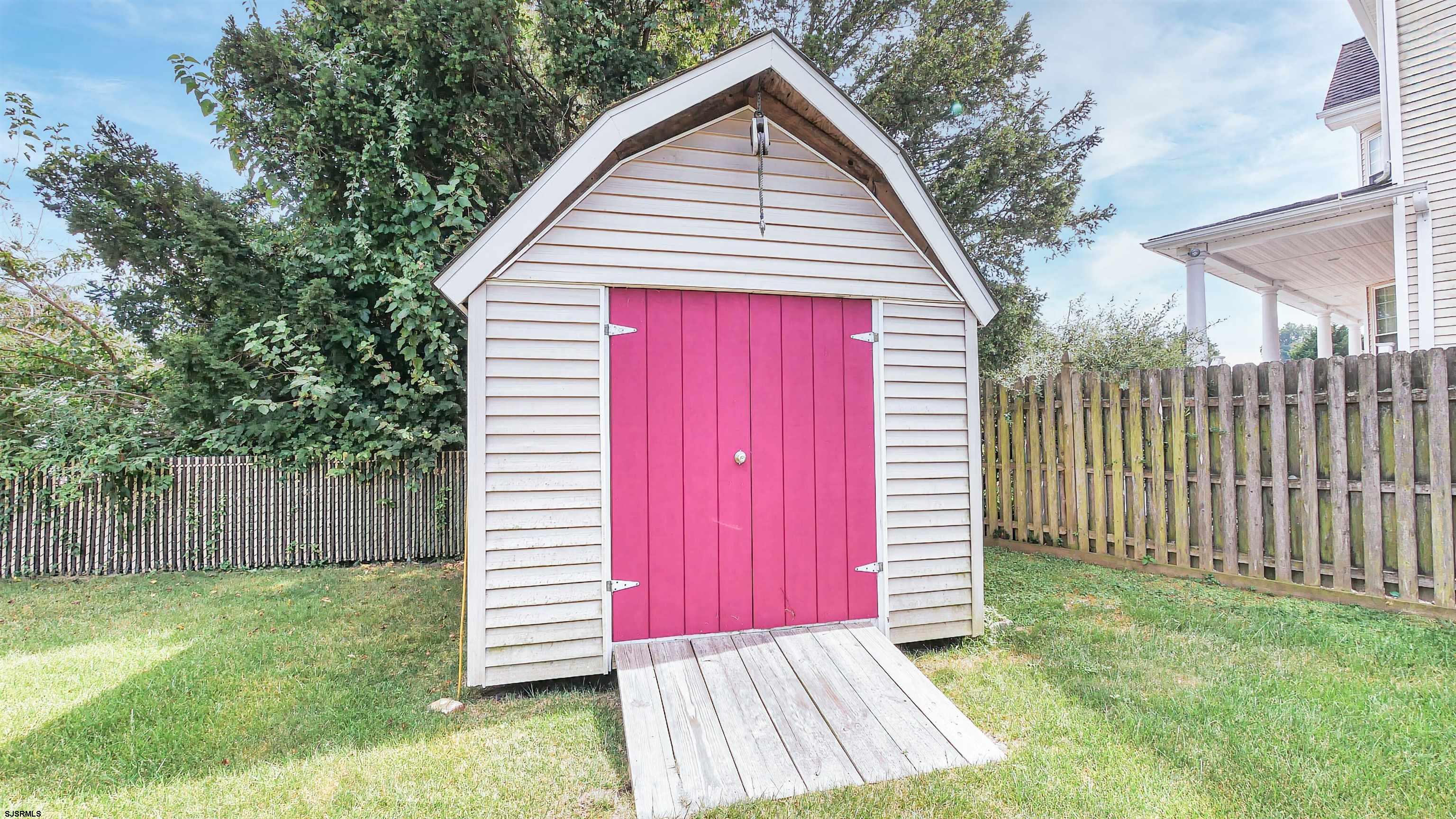 2042 Sutton Avenue Northfield, NJ 08225 - Photo 28 of 32 a view of a small house in the back yard