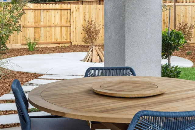 a view of a house with entertaining space