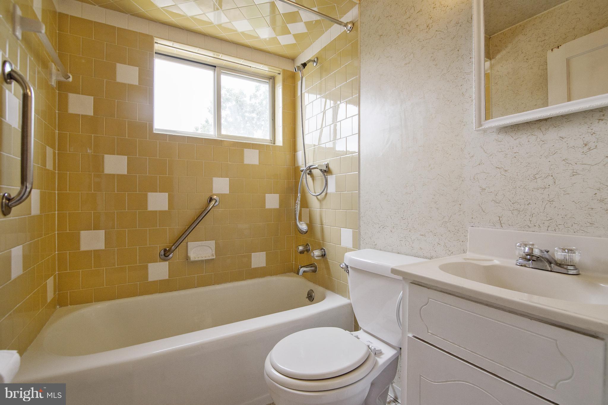1031 Elm Road Baltimore, MD 21227 - Photo 19 of 25 Upper Level Full Bath
