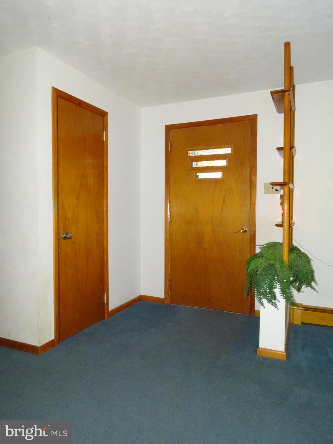 1260 Crescent Road York, PA 17402 - Photo 6 of 35 Foyer