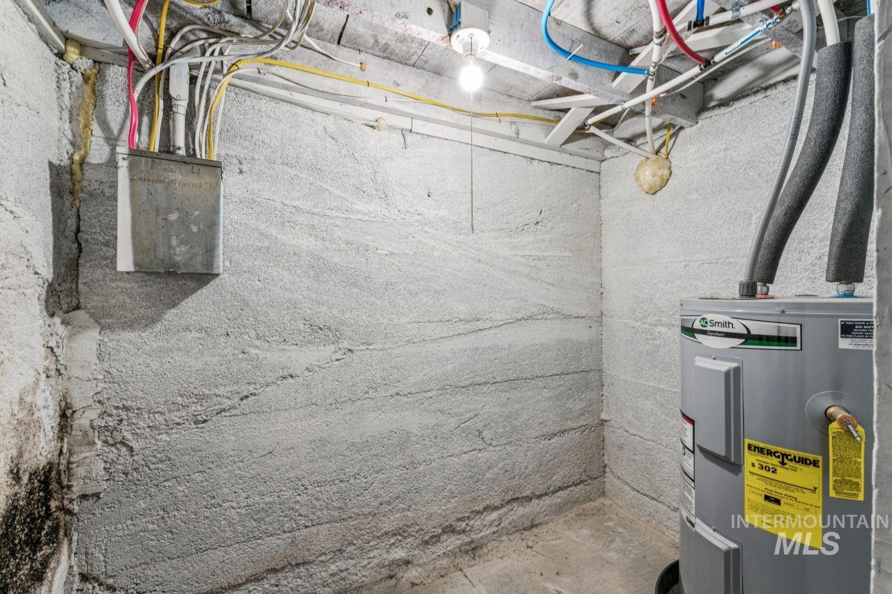911 2nd Street South Nampa, ID 83651 - Photo 40 of 50 Utility room featuring electric water heater