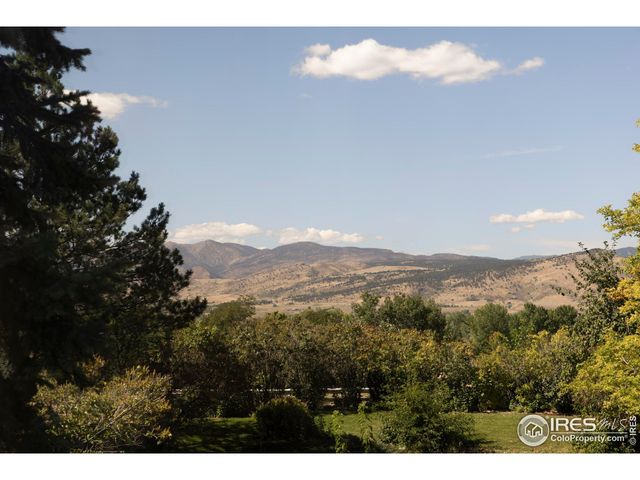 a view of a living room with shelf and shelf