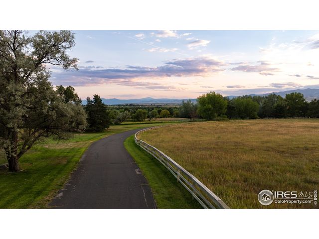 a picture of table and chairs in patio