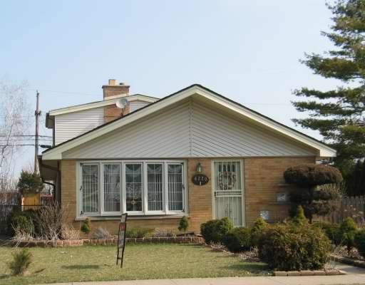 6220 Washington Street Chicago Ridge, IL 60415 - Photo 1 of 1 a house view with a garden space