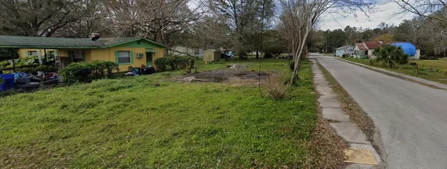 a view of a yard with plants