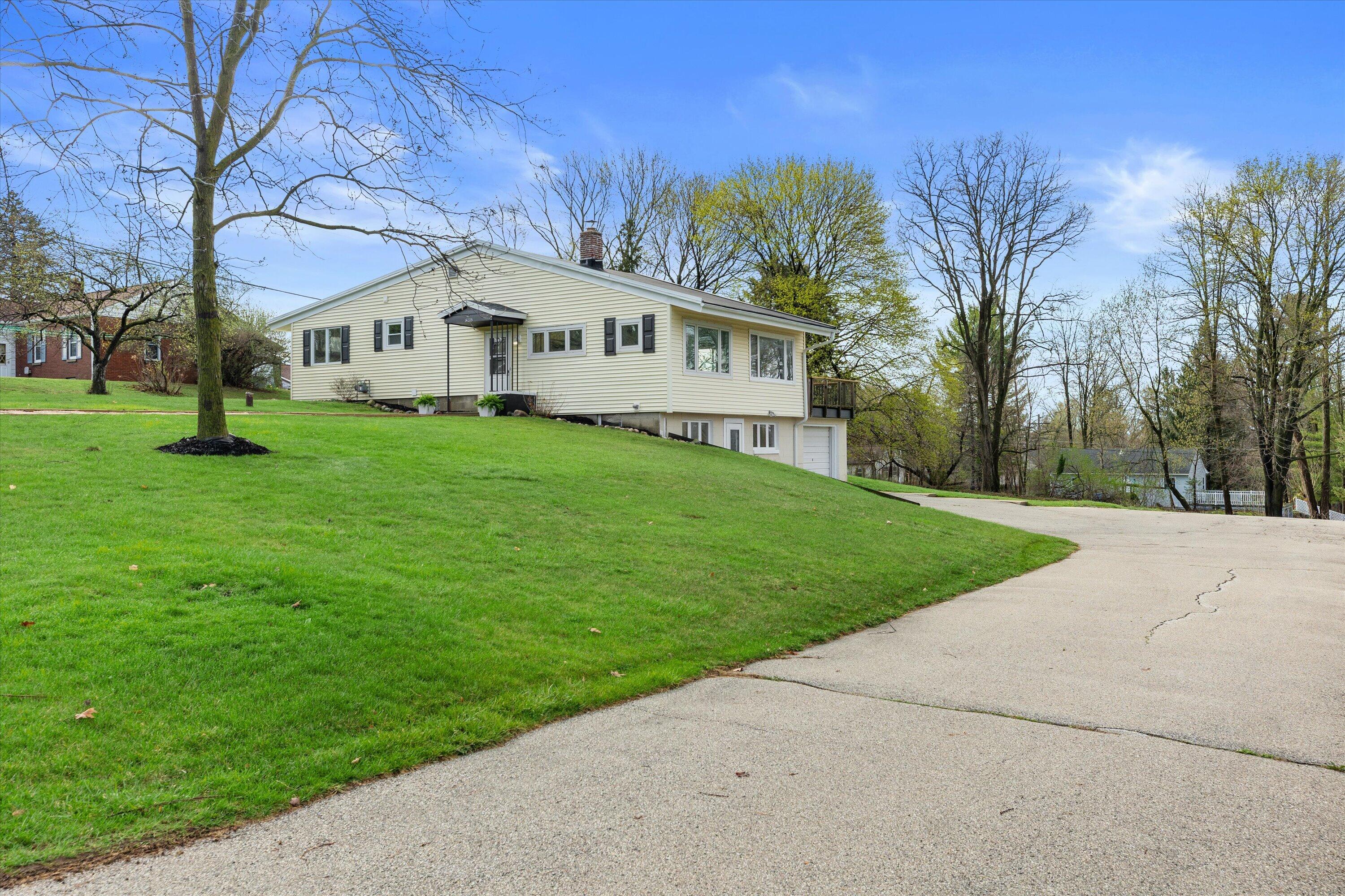 14225 Forest View Lane Brookfield, WI 53005 - Photo 4 of 45 05-0G8A9688-3