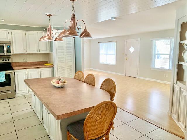 922 South Silver Circle Key Largo, FL 33037 - Photo 4 of 38 KITCHEN AND DINING VIEW