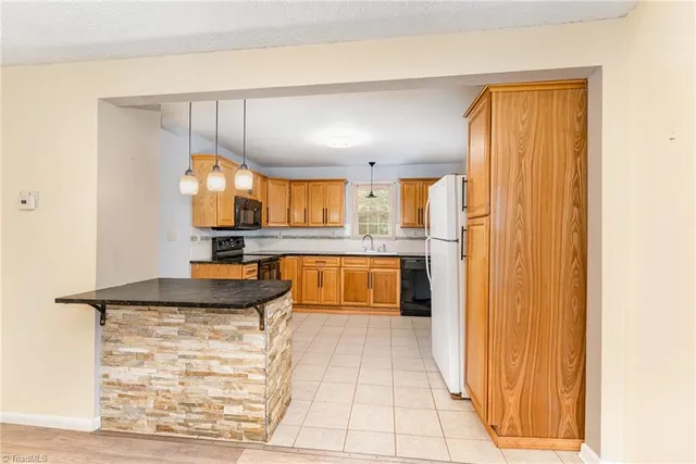 $1,200 | 7831 Summerfield Road, Summerfield, NC 27358