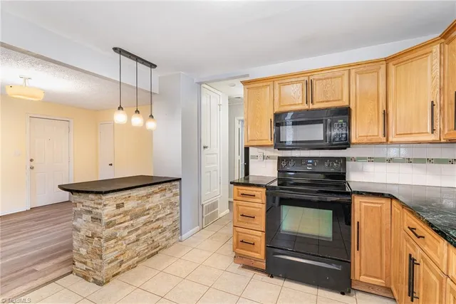 $1,200 | 7831 Summerfield Road, Summerfield, NC 27358