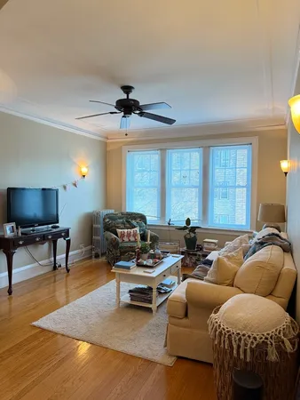 $1,900 | 802 Elmwood Avenue, Unit 3E, Evanston, IL 60202