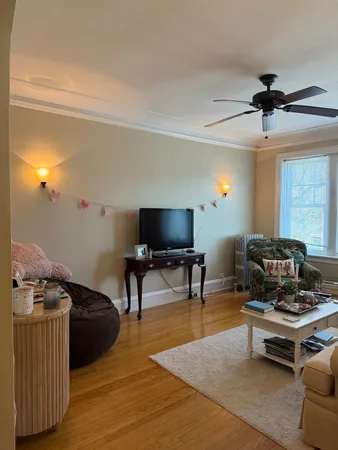 $1,900 | 802 Elmwood Avenue, Unit 3E, Evanston, IL 60202