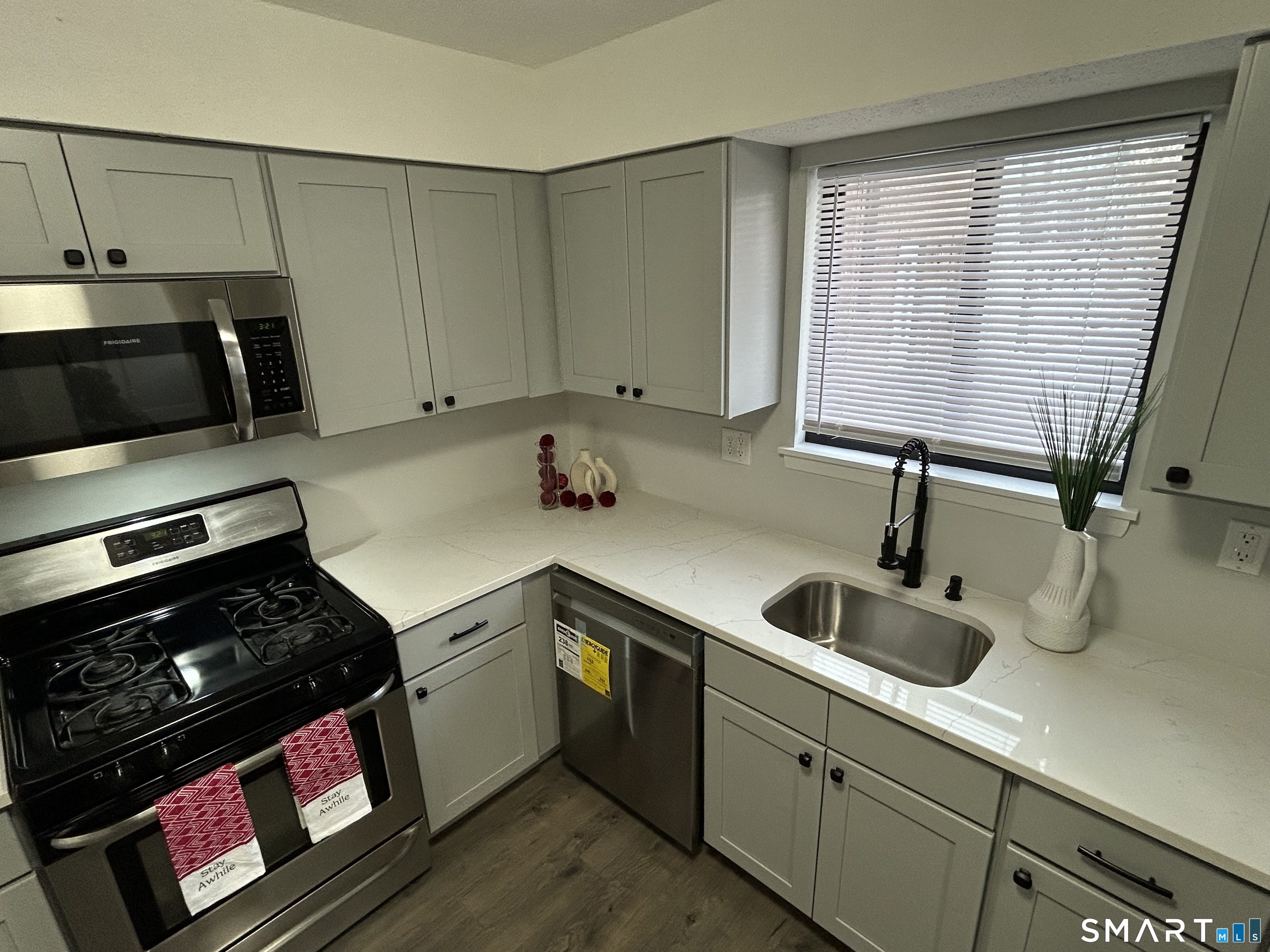 111 Sutton Place, Unit 111 Bloomfield, CT 06002 - Photo 14 of 39