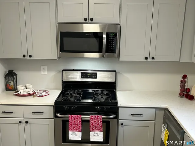 $209,900 | 111 Sutton Place, Unit 111, Bloomfield, CT 06002