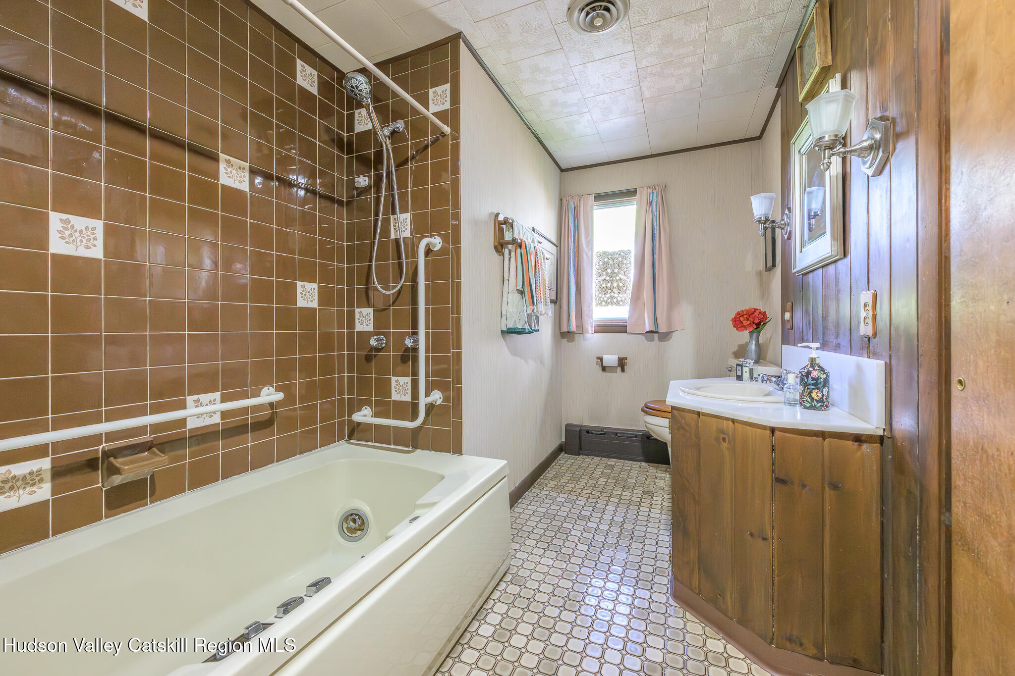 29 Edgemere Hill Road Catskill, NY 12414 - Photo 21 of 38 a bathroom with a tub a sink and mirror