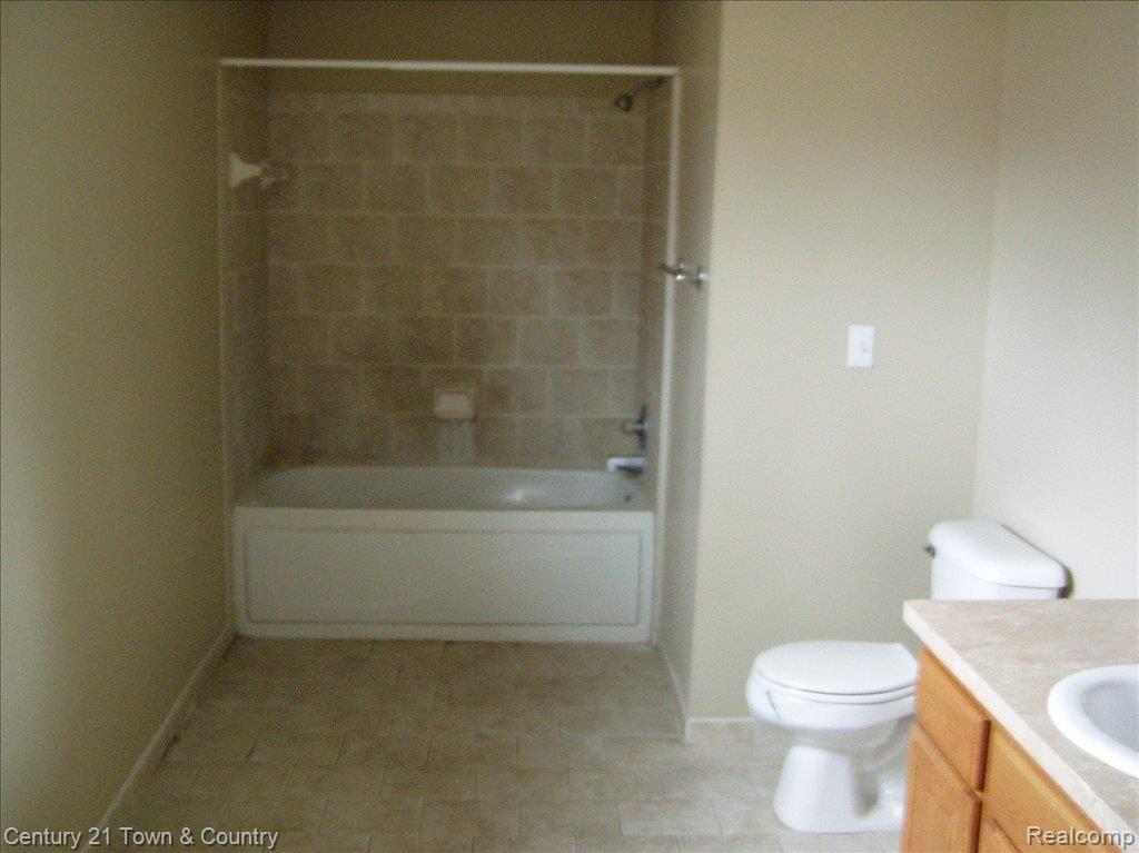 3255 East 11 Mile Road, Unit 7 Warren, MI 48092 - Photo 9 of 11 JACUZZI TUB IN MASTER