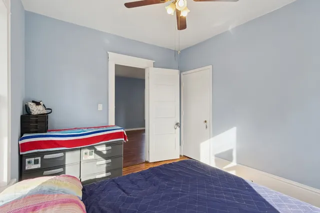 a view of a livingroom with furniture and a ceiling fan