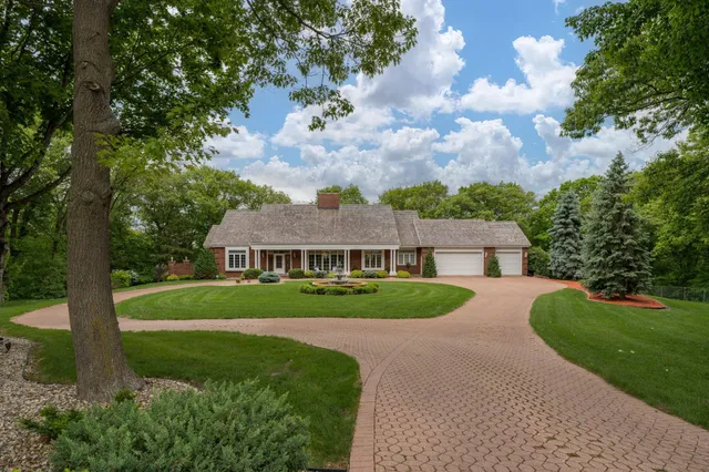 $1,099,000 | 17 Oriole Place, North Mankato, MN 56003